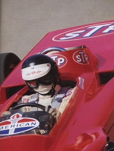 Le célèbre casque bleu écosse dans le cockpit de la Lotus à turbine pendant les essais privés à Indianapolis
